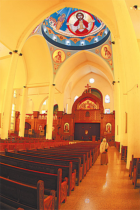 Скамейки в коптской церкви стоят, как в костёле