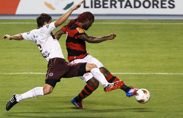 Вагнер Лав в матче между бразильским Фламенго и аргентинским Ланус 