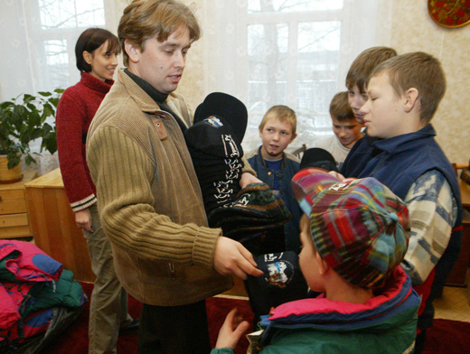 Доброволец Murzik.ru Соколов-Митрич раздает одежду сиротам в детском доме г. Мышкин Ярославской области
