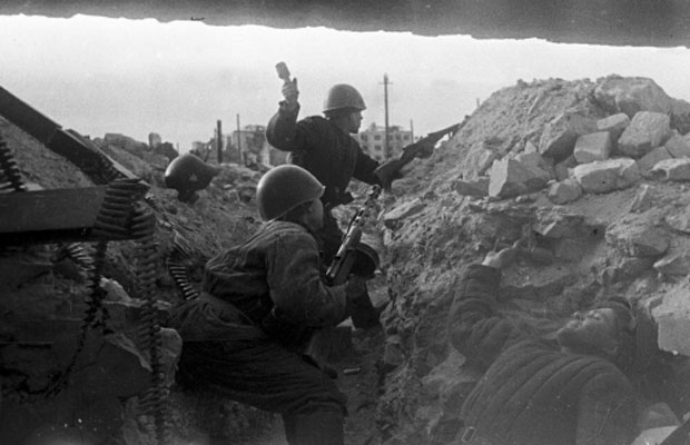 Красноармейцы в окопе во время битвы под Сталинградом