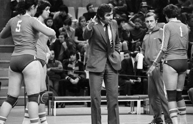 Николай Карполь с женской сборной СССР по волейболу, 1982 год