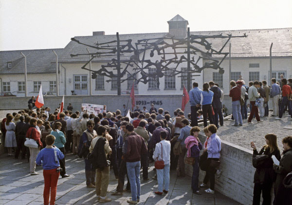 Митинг участников Молодежного каравана мира в бывшем немецко-фашистском концентрационном лагере Дахау. 1986 г