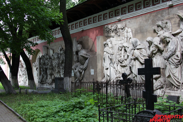  Горельефы вмонтированы в крепостную стену монашеской обители