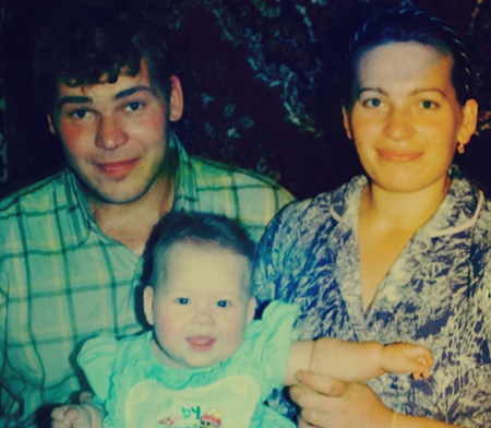 Игорь Сапатов с женой Леной и дочерью Лизой. Семья погибшего боится показывать в СМИ современные фотографии, так как сын Саша - единственный свидетель убийства отца