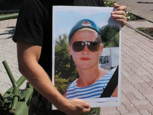 Житель города Пугачев с портретом убитого Руслана Маржанова