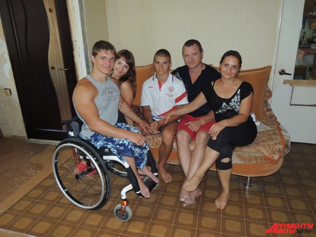 Владимир с отцом, матерью, братом и девушкой Марией