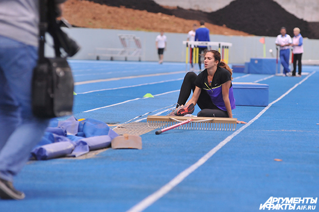 Бегунья Анастасия Отт отдыхает после тренировки по прыжкам в длину