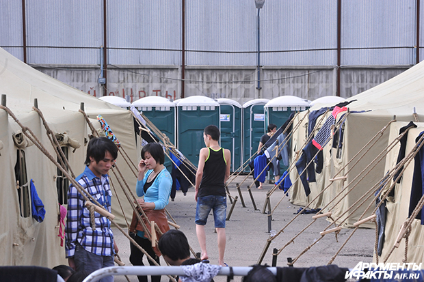 Внутри депортационного лагеря в несколько рядов стоит 200 армейских брезентовых палаток