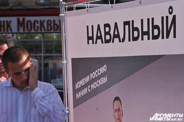 Охранник Алексея Навального за работой