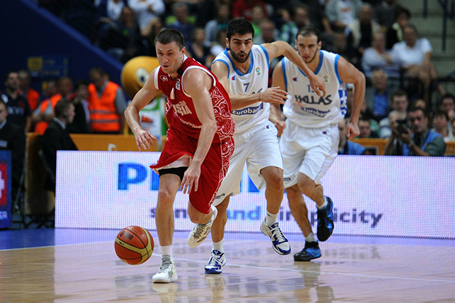Виталий Фридзон в матче Чемпионата Европы по баскетболу-2011 против греков